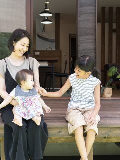 ウッドデッキで家族団欒